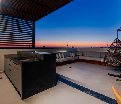 Lounge do rooftop ao entardecer